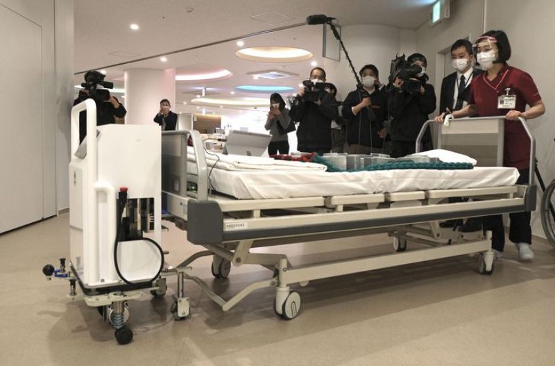 một y tá có thể di chuyển giường bệnh nhờ sự hỗ trợ của robot một y tá có thể di chuyển giường bệnh nhờ sự hỗ trợ của robot